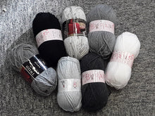 Load image into Gallery viewer, "Stingray" Crochet Kit by Vixter Woolista