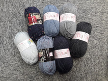 Load image into Gallery viewer, "Stingray" Crochet Kit by Vixter Woolista