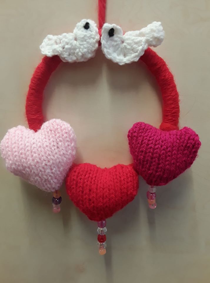 Valentine - knitted mini wreath by Vixter Woolista